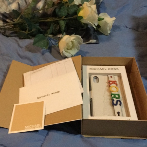 iPhone 7 Michael Kors Hand-Strap Wristlet - Picture 6 of 8